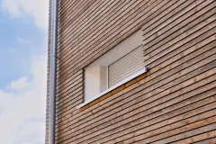 Nahansicht Holzfassade mit Fenster seitlich
