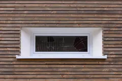Nahansicht Fenster in Holzfassade