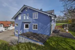 Skandinavisch wirkendes Haus mit Holzfassade